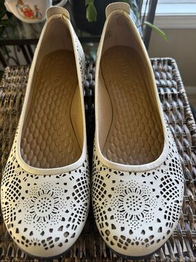 Privo by Clarks Leather White Cream Laser/Cut Floral Slip/on Flats Women’s Sz 11